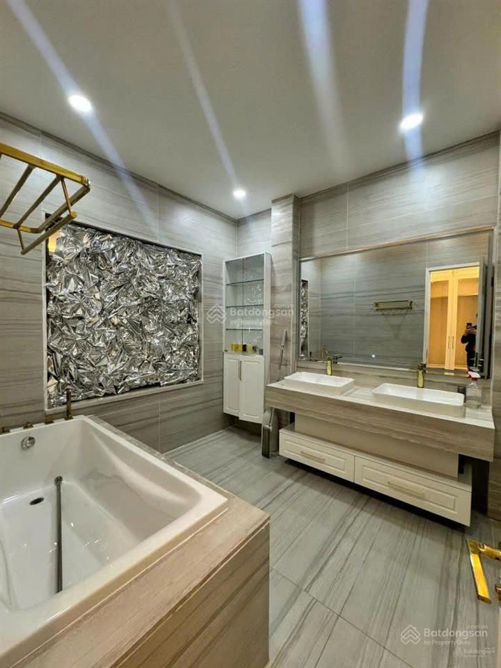Nhà đẹp quận 1, có thang máy cho người già  trẻ nhỏ  hxh lê thị riêng, quận 1 / 4.2x24m / 3 lầu