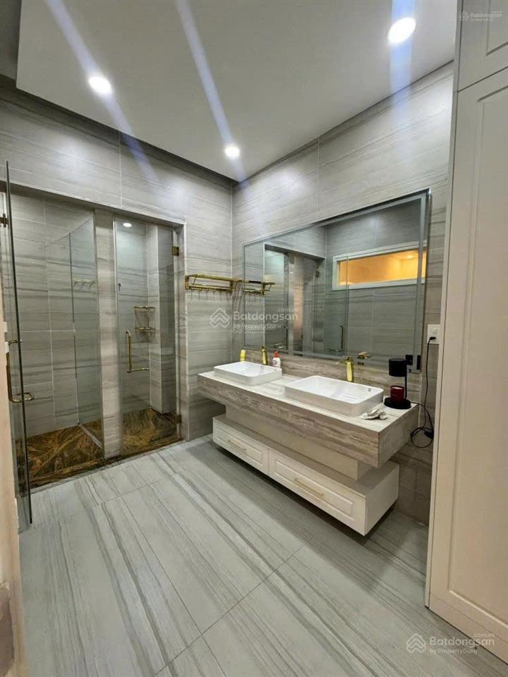 Nhà đẹp quận 1, có thang máy cho người già  trẻ nhỏ  hxh lê thị riêng, quận 1 / 4.2x24m / 3 lầu
