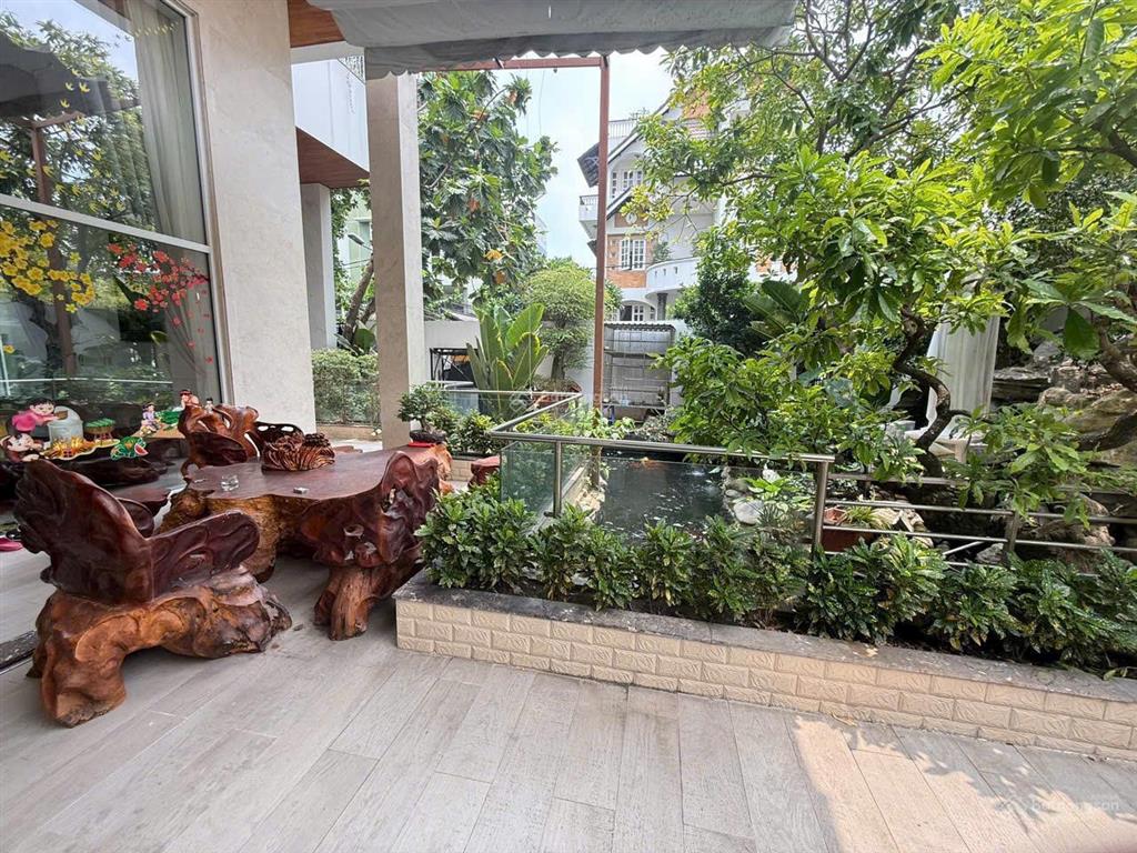 Bán villas 450m2 góc 2 mặt tiền khu 1073 cmt8, có hồ bơi, có hầm rượu, có sân vườn, hồ cá koi