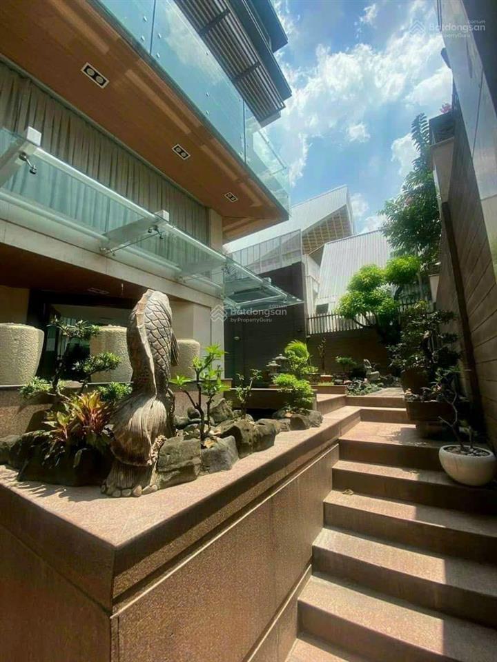 Bán villas 450m2 góc 2 mặt tiền khu 1073 cmt8, có hồ bơi, có hầm rượu, có sân vườn, hồ cá koi