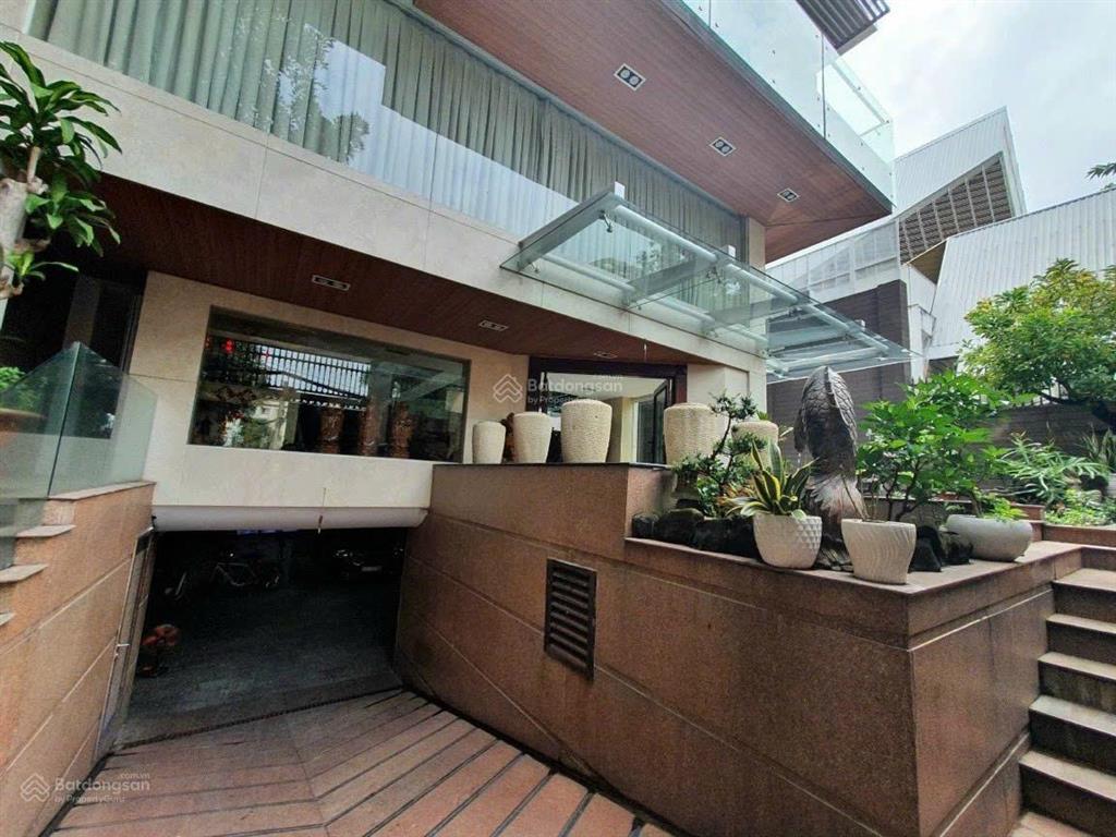 Bán villas 450m2 góc 2 mặt tiền khu 1073 cmt8, có hồ bơi, có hầm rượu, có sân vườn, hồ cá koi
