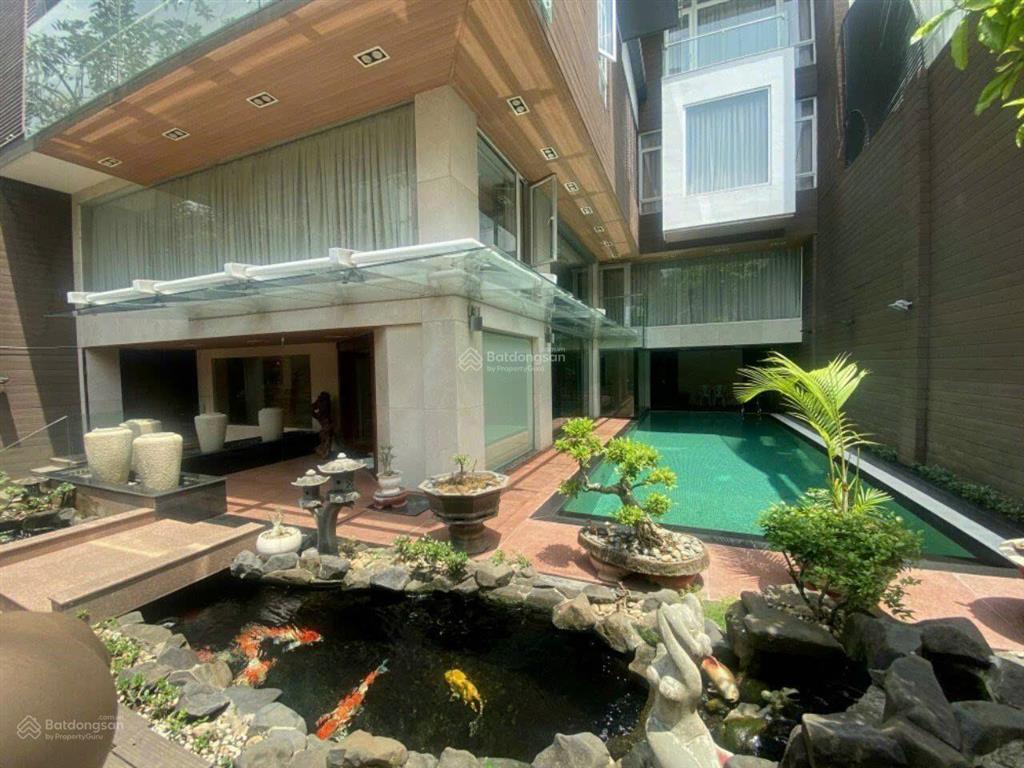 Bán villas 450m2 góc 2 mặt tiền khu 1073 cmt8, có hồ bơi, có hầm rượu, có sân vườn, hồ cá koi