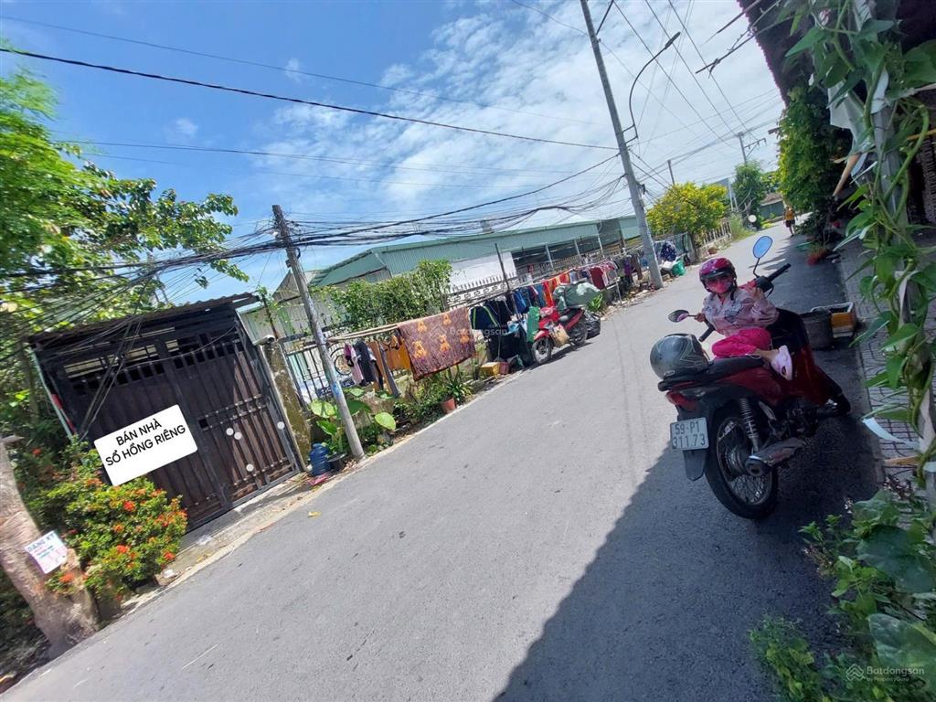 Nhà 42m2 mt đường nhựa lô 2, sổ hồng riêng