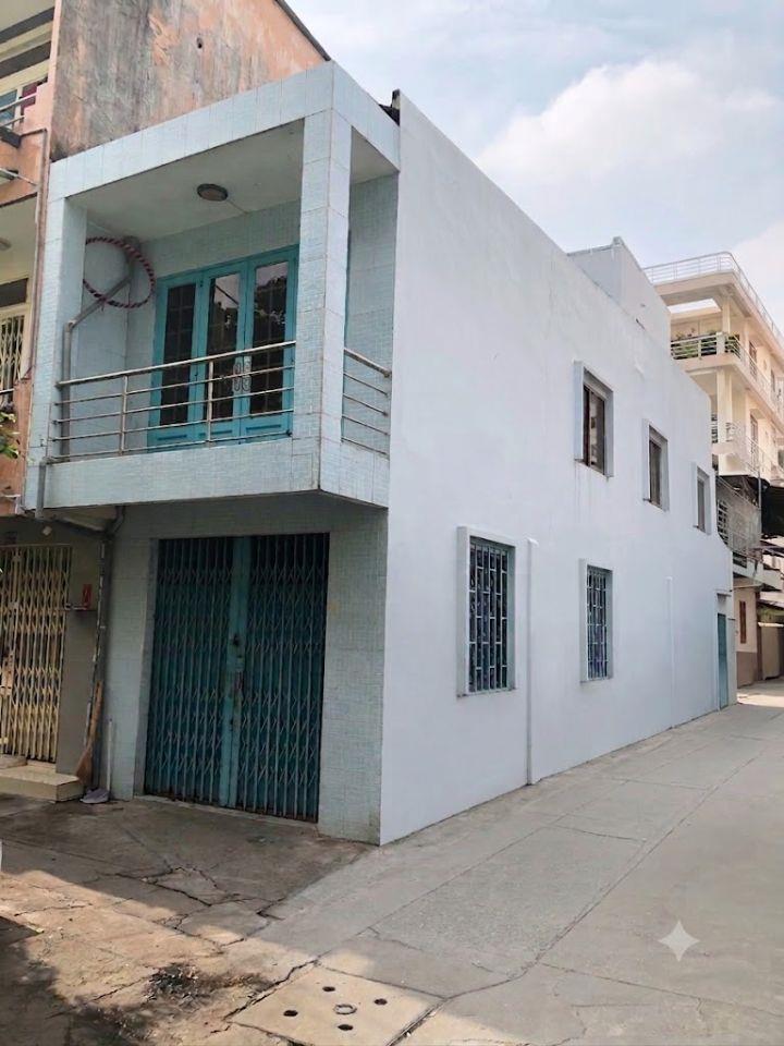 Cần bán nhà phố 2 tầng, căn góc 2 mặt tiền, liền kề Quận 1.