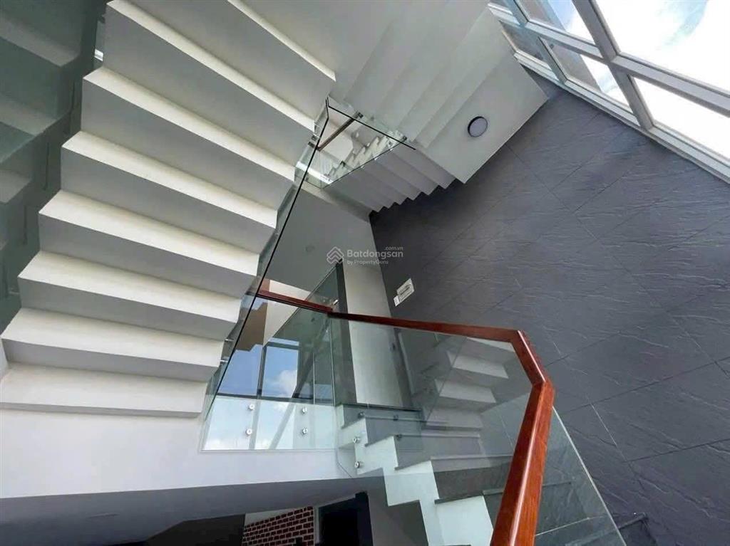 Biệt thự 200m2 có nguồn thu dài hạn ngay liên phường, liền kề global city, có hầm rất thuận tiện