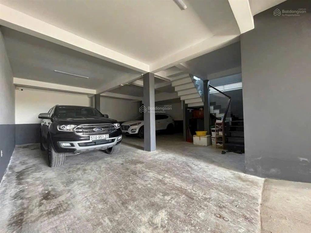 Biệt thự 200m2 có nguồn thu dài hạn ngay liên phường, liền kề global city, có hầm rất thuận tiện