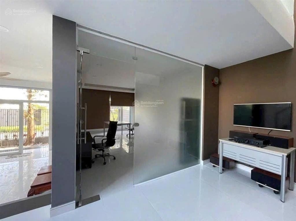 Biệt thự 200m2 có nguồn thu dài hạn ngay liên phường, liền kề global city, có hầm rất thuận tiện