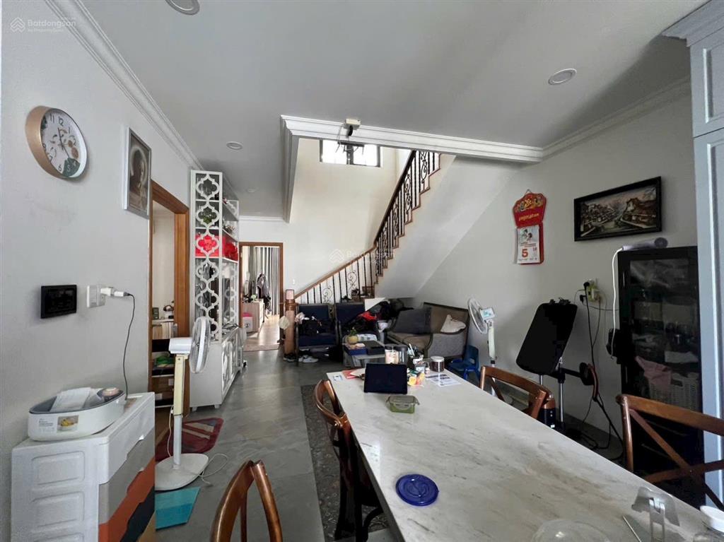 Rẻ nhất kdc huy hoàng. nhà đẹp hầm 6 tầng ngang 8m, ngay trung tâm hành chính. hàng hiếm vị trí vip