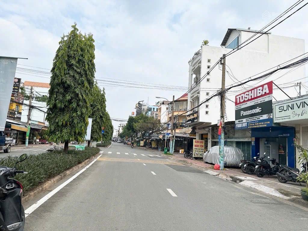 Vị trí vip. bán nhà mt đại lộ 2 trục đường 25m kinh doanh sầm uất liền kề global city giá chỉ 12 tỷ