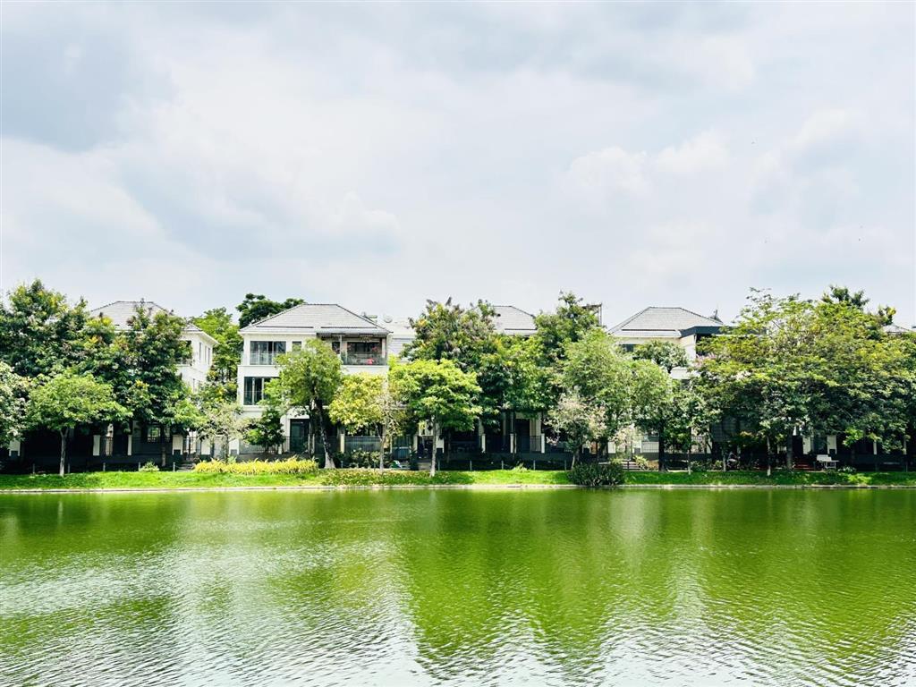 Bán bt hồ lake view city 8x22m, view hồ 3,6ha, 2 mặt tiền trước sau. giá  45 tỷ .   0908 389 ***