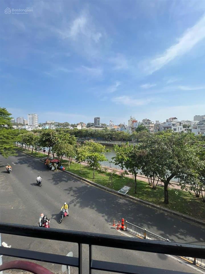 Cho thuê phòng full nội thất 52m2 mặt tiền trường sa, có ban công view kênh nước.