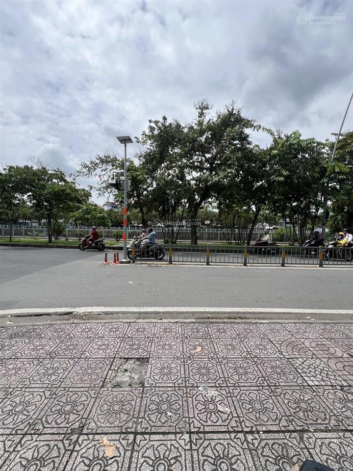 Cho thuê phòng full nội thất 52m2 mặt tiền trường sa, có ban công view kênh nước.