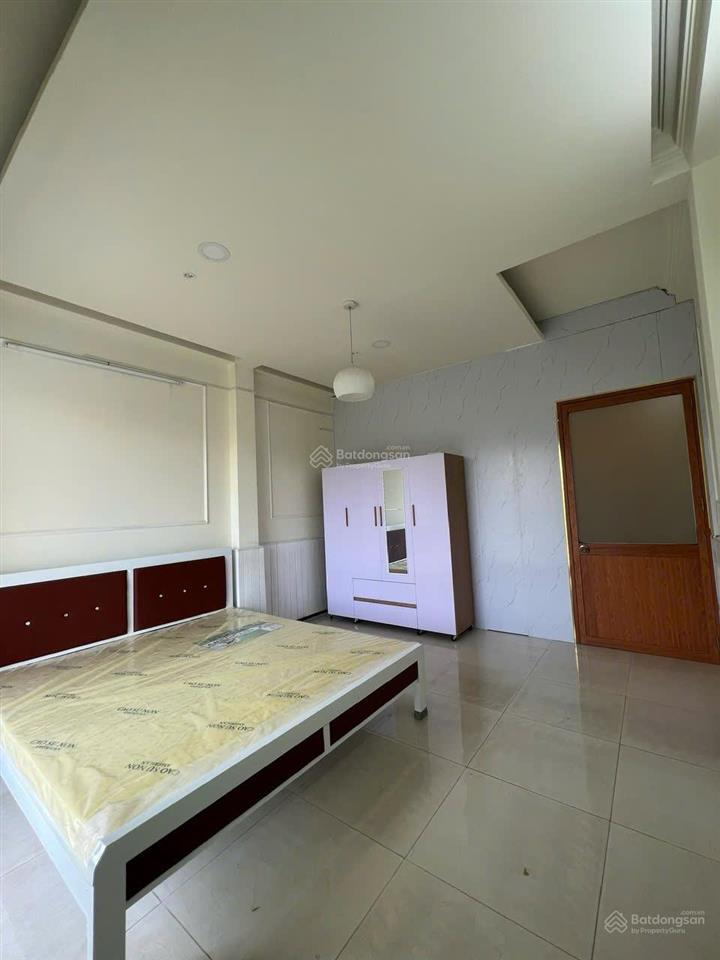 Cho thuê phòng full nội thất 52m2 mặt tiền trường sa, có ban công view kênh nước.