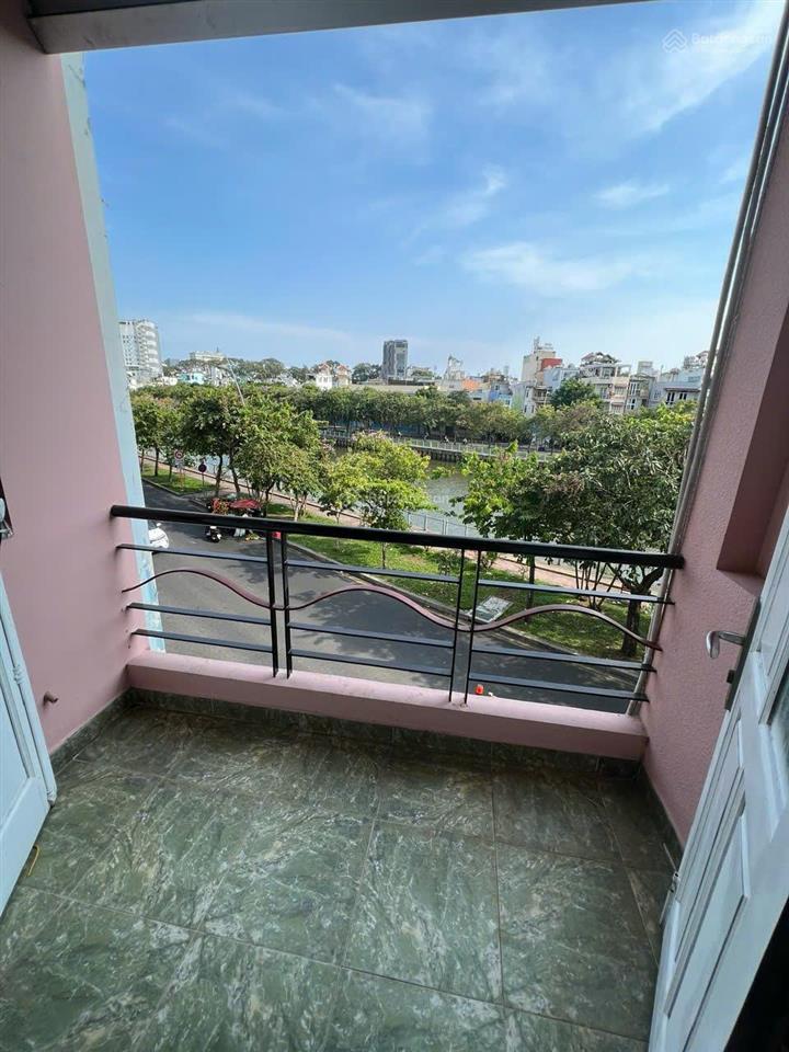 Cho thuê phòng full nội thất 52m2 mặt tiền trường sa, có ban công view kênh nước.