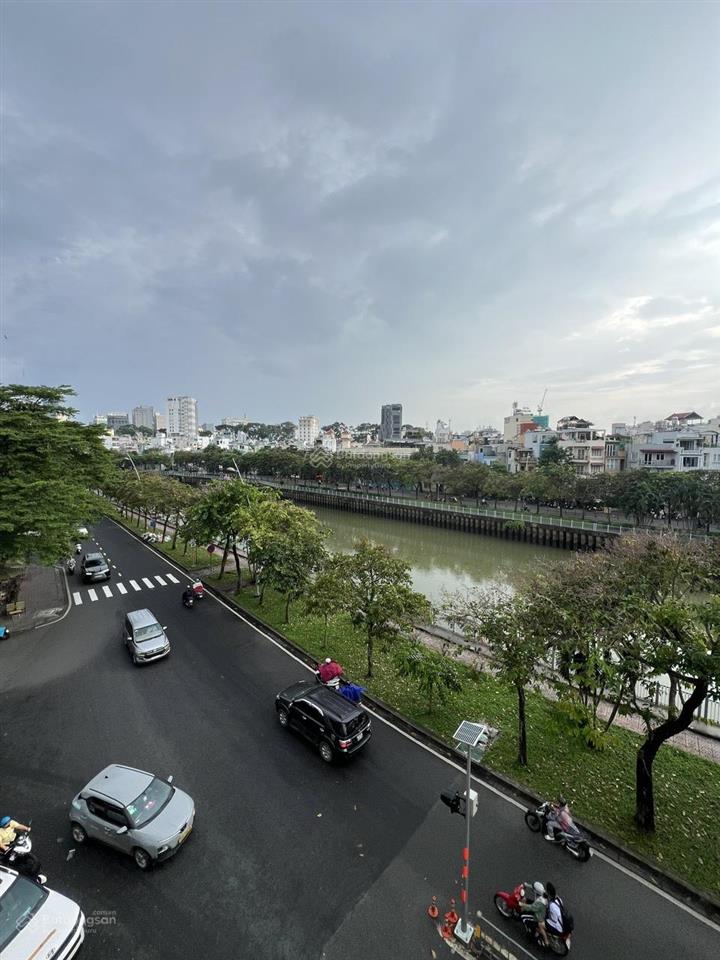 Cho thuê phòng full nội thất 52m2 mặt tiền trường sa, có ban công view kênh nước.