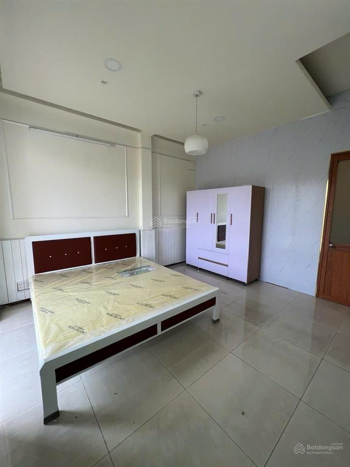 Cho thuê phòng full nội thất 52m2 mặt tiền trường sa, có ban công view kênh nước.