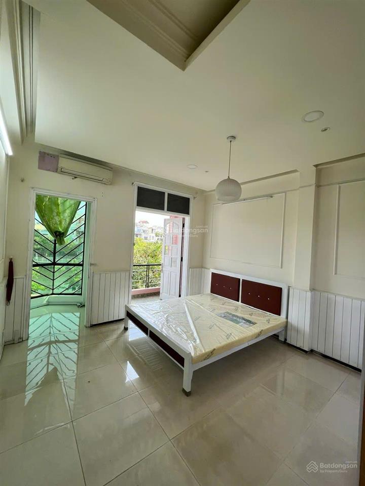 Cho thuê phòng full nội thất 52m2 mặt tiền trường sa, có ban công view kênh nước.