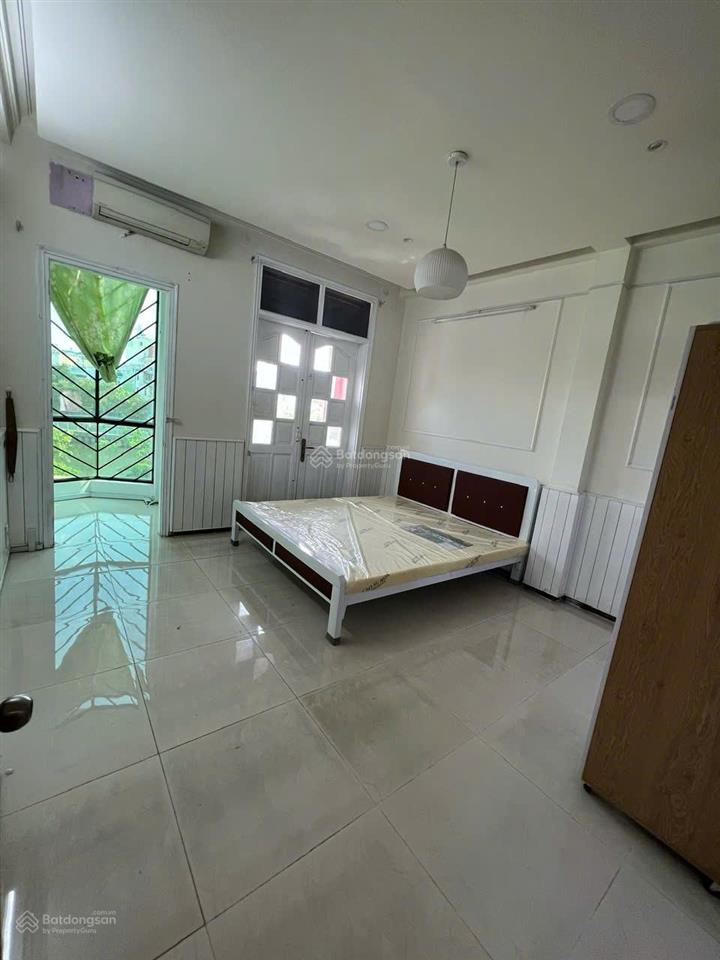 Cho thuê phòng full nội thất 52m2 mặt tiền trường sa, có ban công view kênh nước.
