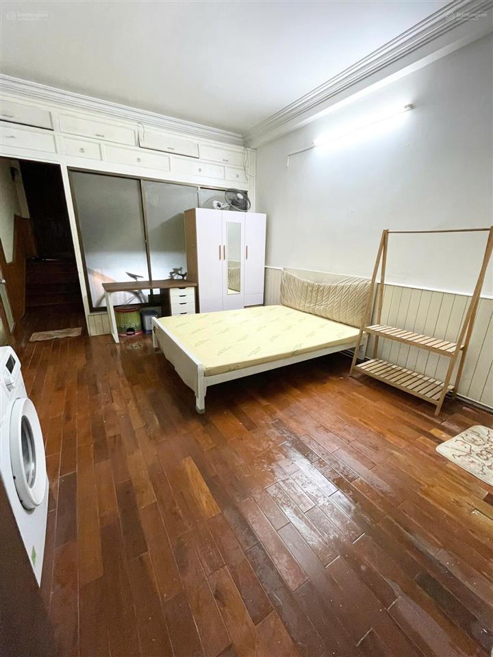 Cho thuê phòng nội thất cơ bản, diện tích 28m2 mặt tiền đường trường sa. giá thuê 5,5 triệu
