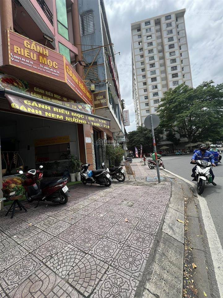 Cho thuê phòng nội thất cơ bản, diện tích 28m2 mặt tiền đường trường sa. giá thuê 5,5 triệu