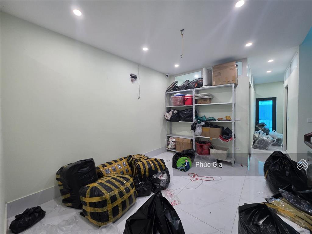 Nhà liền kề mới có thang máy khu linh đàm. diện tích 90m2, 05 tầng, đủ điều hòa, cho thuê lâu dài