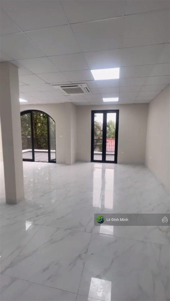 Tòa nhà mới hoàn thiện đẹp. dt 120m2, mặt tiền 08m, 05 tầng, thang máy, điều hòa âm trần full