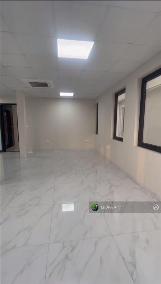 Tòa nhà mới hoàn thiện đẹp. dt 120m2, mặt tiền 08m, 05 tầng, thang máy, điều hòa âm trần full