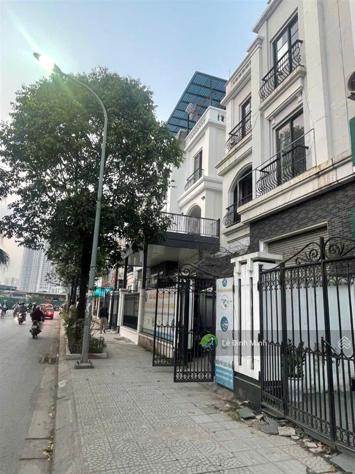 Tòa nhà mới hoàn thiện đẹp. dt 120m2, mặt tiền 08m, 05 tầng, thang máy, điều hòa âm trần full