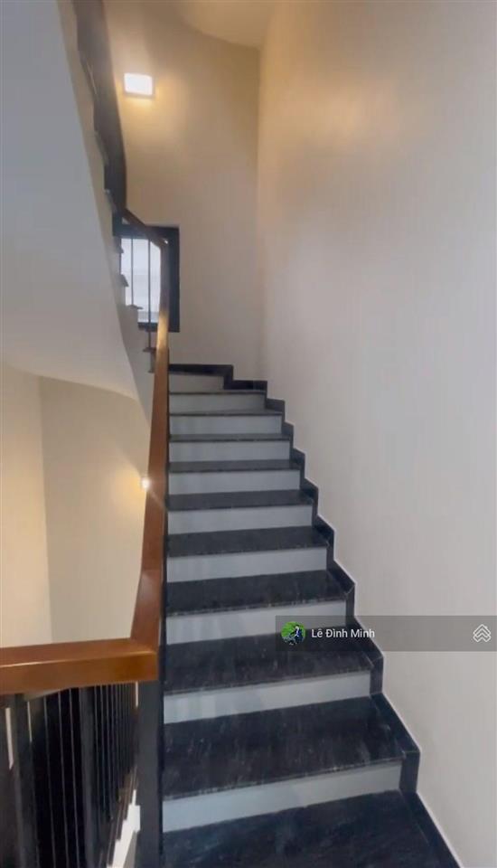 Tòa nhà mới hoàn thiện đẹp. dt 120m2, mặt tiền 08m, 05 tầng, thang máy, điều hòa âm trần full