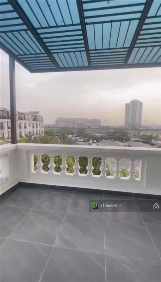 Tòa nhà mới hoàn thiện đẹp. dt 120m2, mặt tiền 08m, 05 tầng, thang máy, điều hòa âm trần full