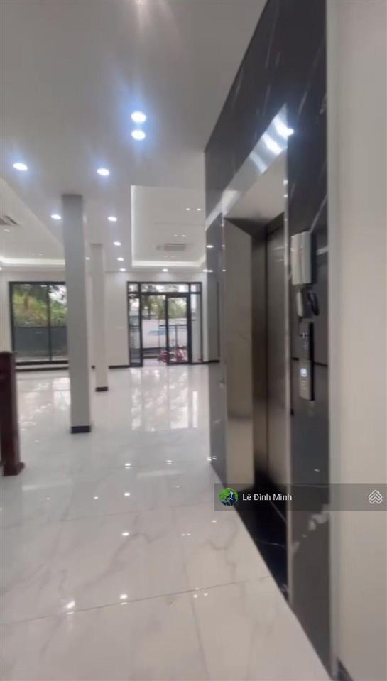 Tòa nhà mới hoàn thiện đẹp. dt 120m2, mặt tiền 08m, 05 tầng, thang máy, điều hòa âm trần full
