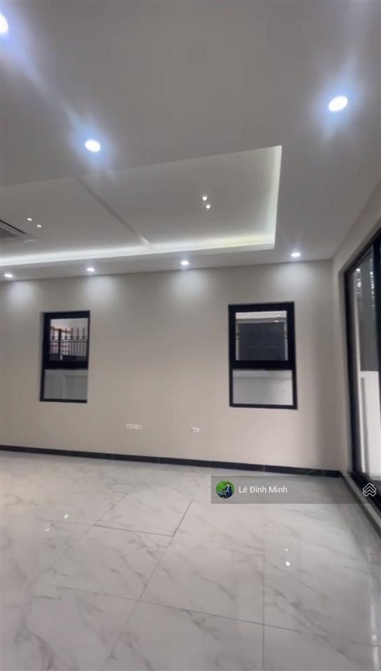 Tòa nhà mới hoàn thiện đẹp. dt 120m2, mặt tiền 08m, 05 tầng, thang máy, điều hòa âm trần full
