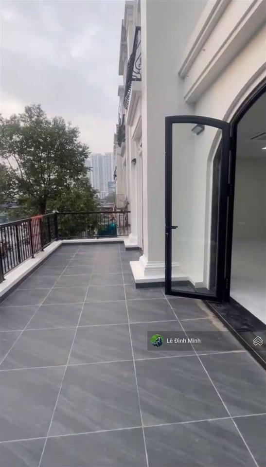 Tòa nhà mới hoàn thiện đẹp. dt 120m2, mặt tiền 08m, 05 tầng, thang máy, điều hòa âm trần full