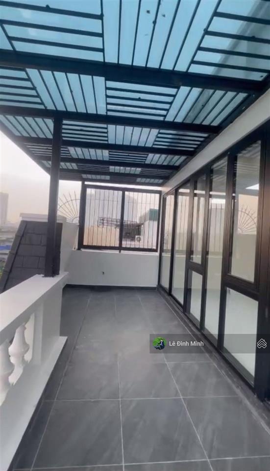 Tòa nhà mới hoàn thiện đẹp. dt 120m2, mặt tiền 08m, 05 tầng, thang máy, điều hòa âm trần full