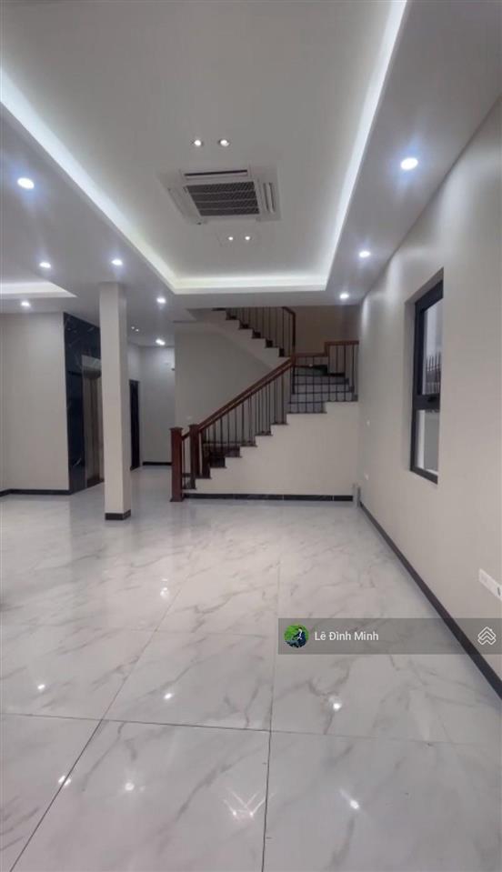Tòa nhà mới hoàn thiện đẹp. dt 120m2, mặt tiền 08m, 05 tầng, thang máy, điều hòa âm trần full