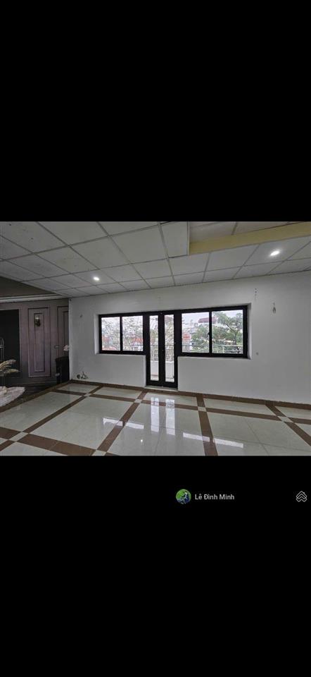 Tòa nhà 1 mặt phố, 1 mặt phân lô. diện tích 145m2, mặt tiền 10m, 05 tầng, thông sàn, thang máy.