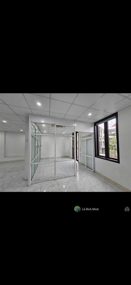 Tòa nhà 1 mặt phố, 1 mặt phân lô. diện tích 145m2, mặt tiền 10m, 05 tầng, thông sàn, thang máy.