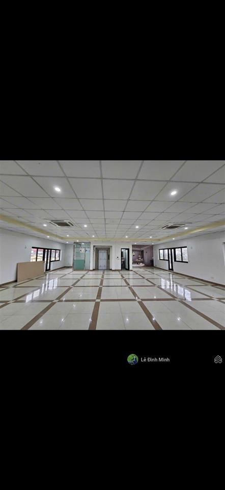 Tòa nhà 1 mặt phố, 1 mặt phân lô. diện tích 145m2, mặt tiền 10m, 05 tầng, thông sàn, thang máy.