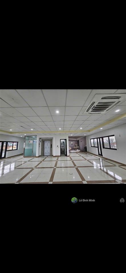 Tòa nhà 1 mặt phố, 1 mặt phân lô. diện tích 145m2, mặt tiền 10m, 05 tầng, thông sàn, thang máy.