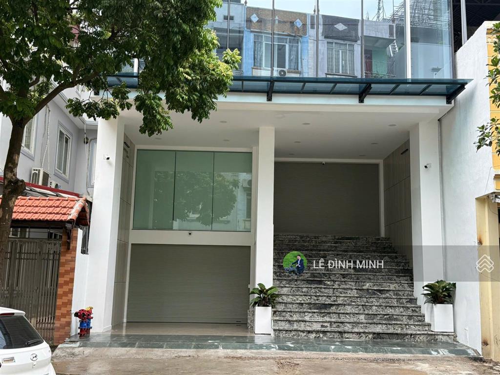Tòa nhà vip đạt tiêu chuẩn cao cấp mới hoàn thiện. diện tích 220m2/sàn, 06 tầng, mt 10m, pccc đủ