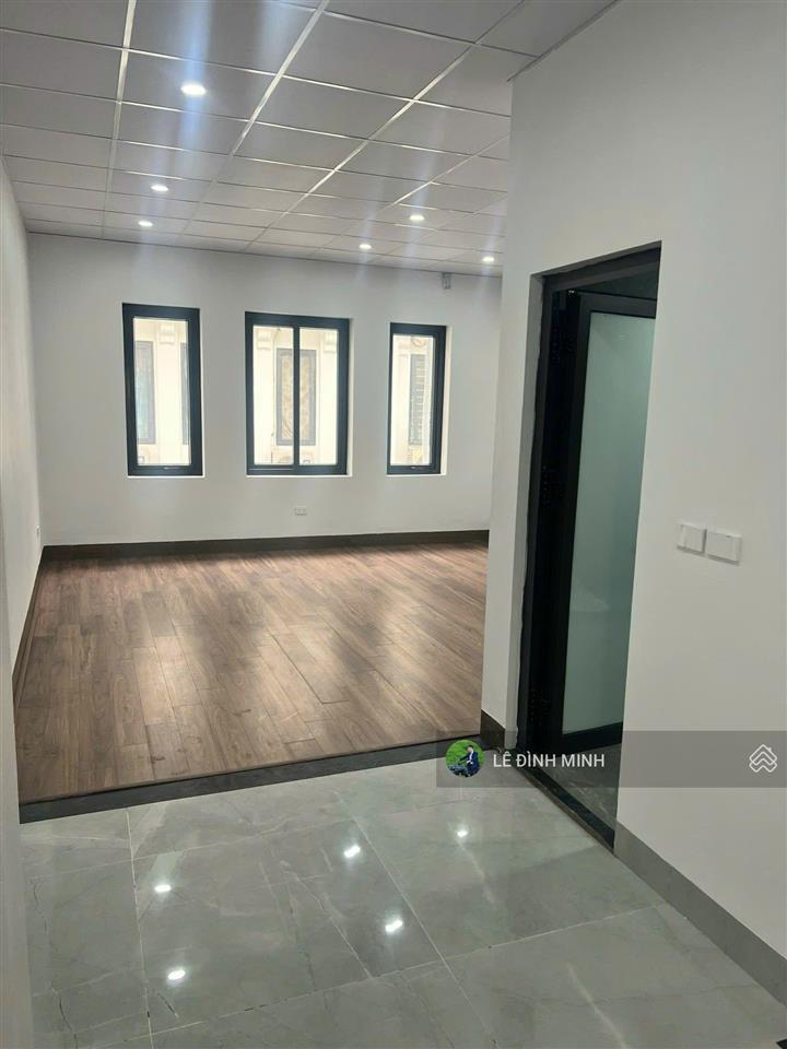 Tòa nhà vip đạt tiêu chuẩn cao cấp mới hoàn thiện. diện tích 220m2/sàn, 06 tầng, mt 10m, pccc đủ