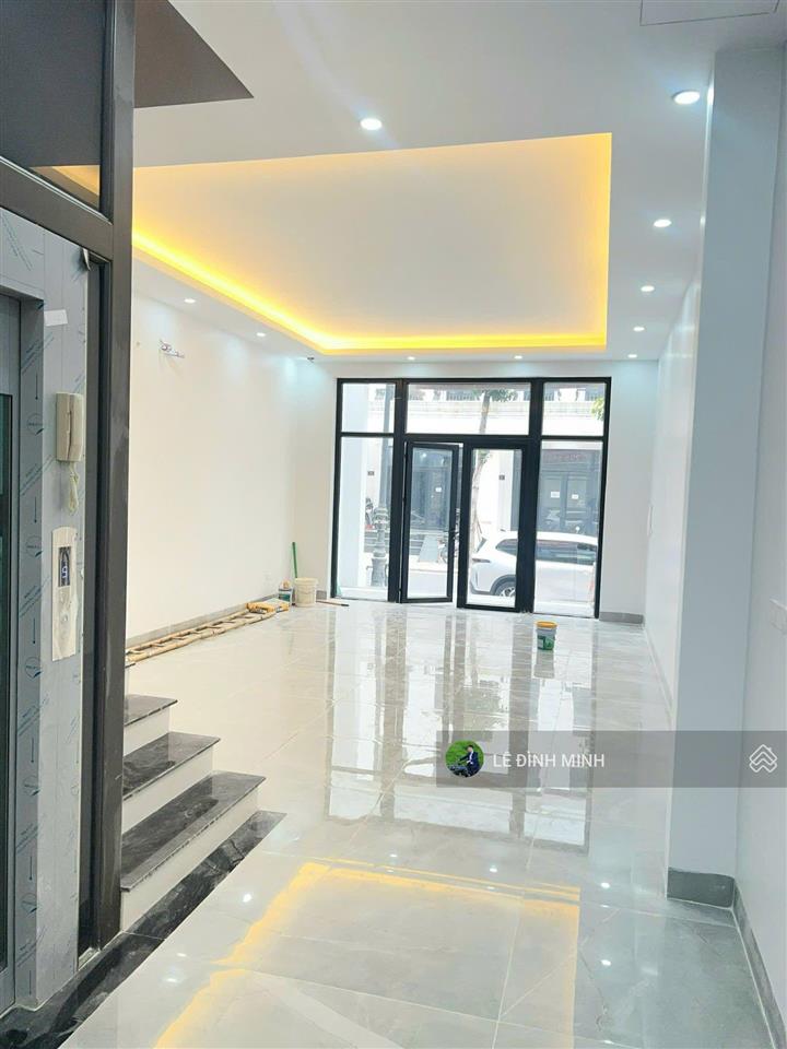 Tòa nhà vip đạt tiêu chuẩn cao cấp mới hoàn thiện. diện tích 220m2/sàn, 06 tầng, mt 10m, pccc đủ