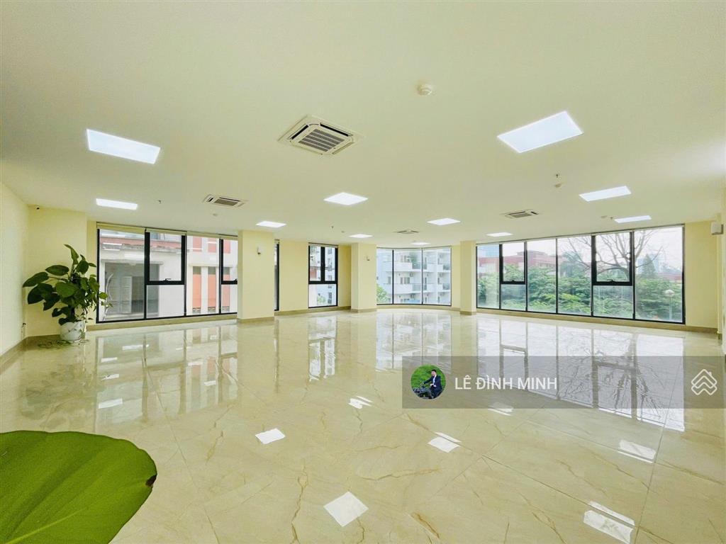 Nhà mặt phố giải phóng diện tích 1000m2, 03 tầng, thang máy. phù hợp văn phòng, showroom...