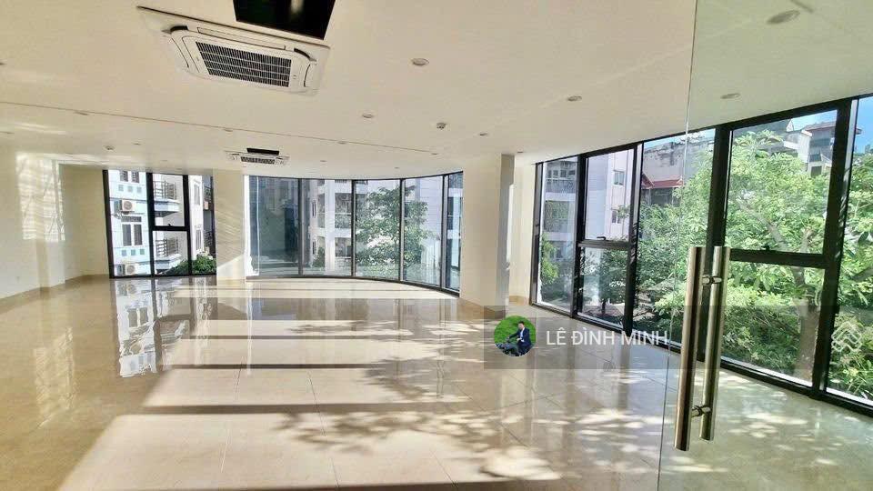Nhà mặt phố giải phóng diện tích 1000m2, 03 tầng, thang máy. phù hợp văn phòng, showroom...