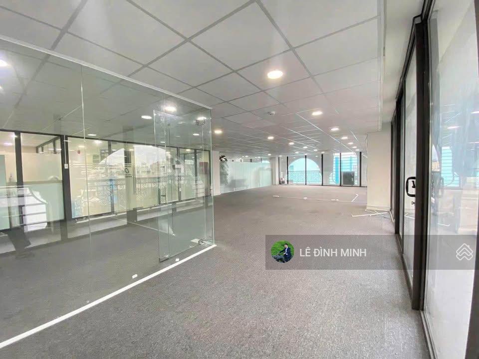 Nhà mặt phố giải phóng diện tích 1000m2, 03 tầng, thang máy. phù hợp văn phòng, showroom...