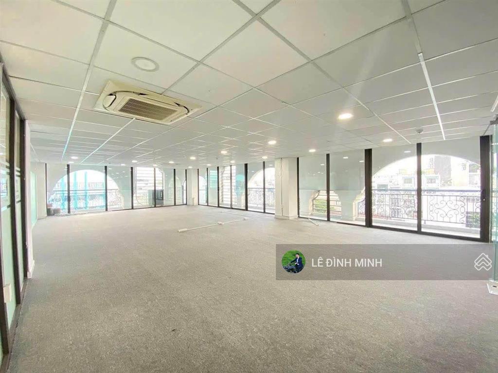 Nhà mặt phố giải phóng diện tích 1000m2, 03 tầng, thang máy. phù hợp văn phòng, showroom...