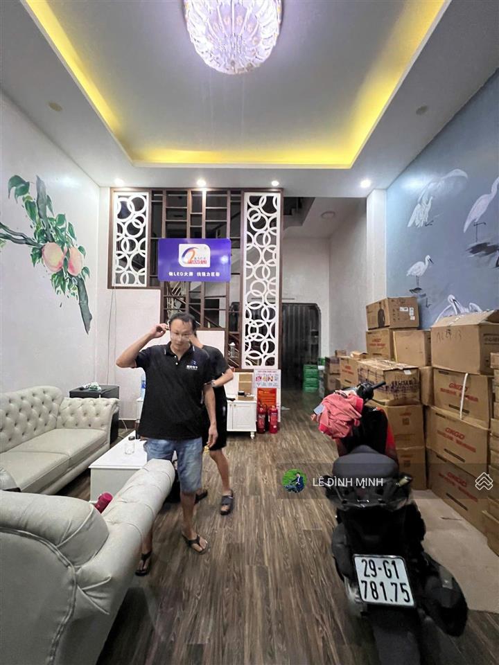 Tôi có căn nhà cho thuê làm văn phòng hoặc ở. diện tích 63m2, mặt tiền 4.5m, nhà 03 tầng. nội thất
