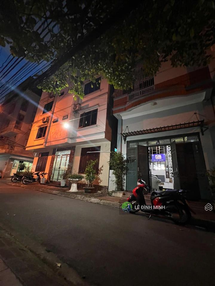 Tôi có căn nhà cho thuê làm văn phòng hoặc ở. diện tích 63m2, mặt tiền 4.5m, nhà 03 tầng. nội thất
