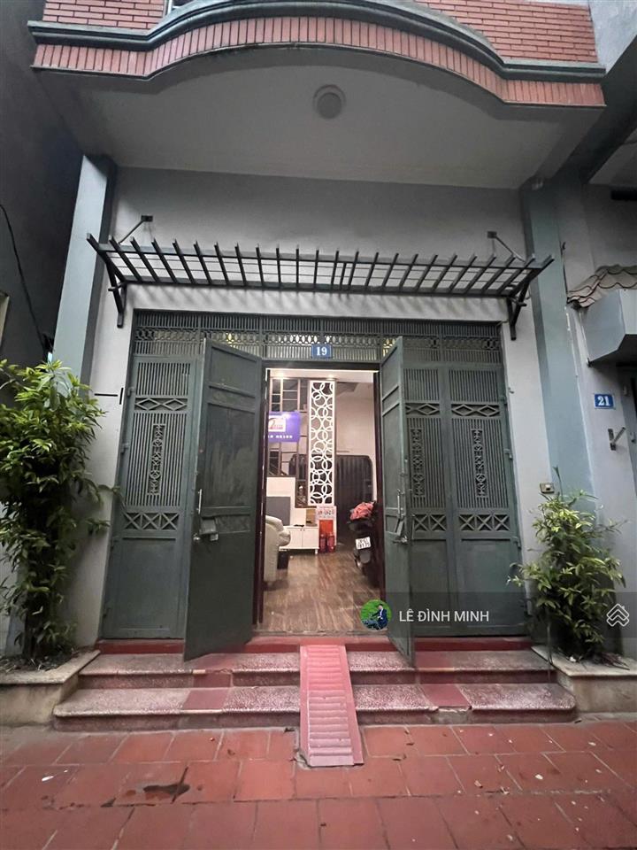 Tôi có căn nhà cho thuê làm văn phòng hoặc ở. diện tích 63m2, mặt tiền 4.5m, nhà 03 tầng. nội thất