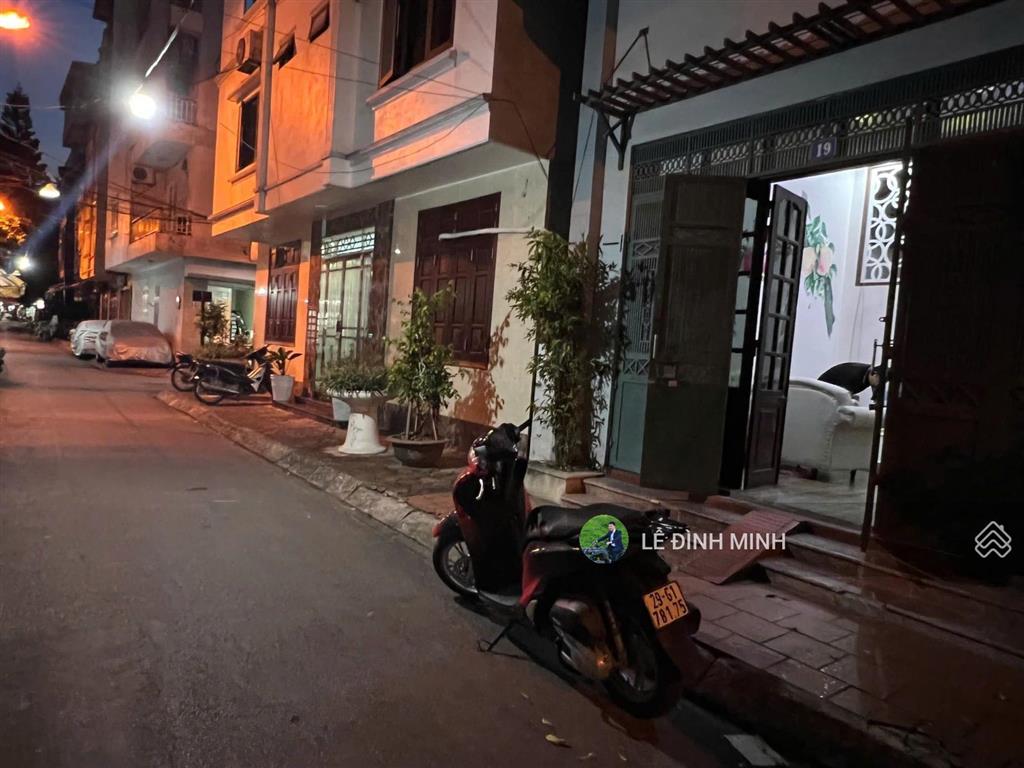 Tôi có căn nhà cho thuê làm văn phòng hoặc ở. diện tích 63m2, mặt tiền 4.5m, nhà 03 tầng. nội thất
